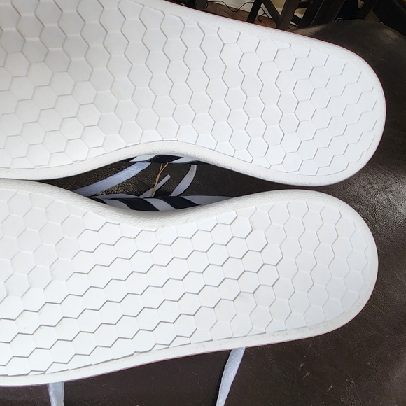 Youth Adidas Size 4 - Picture 5 of 6